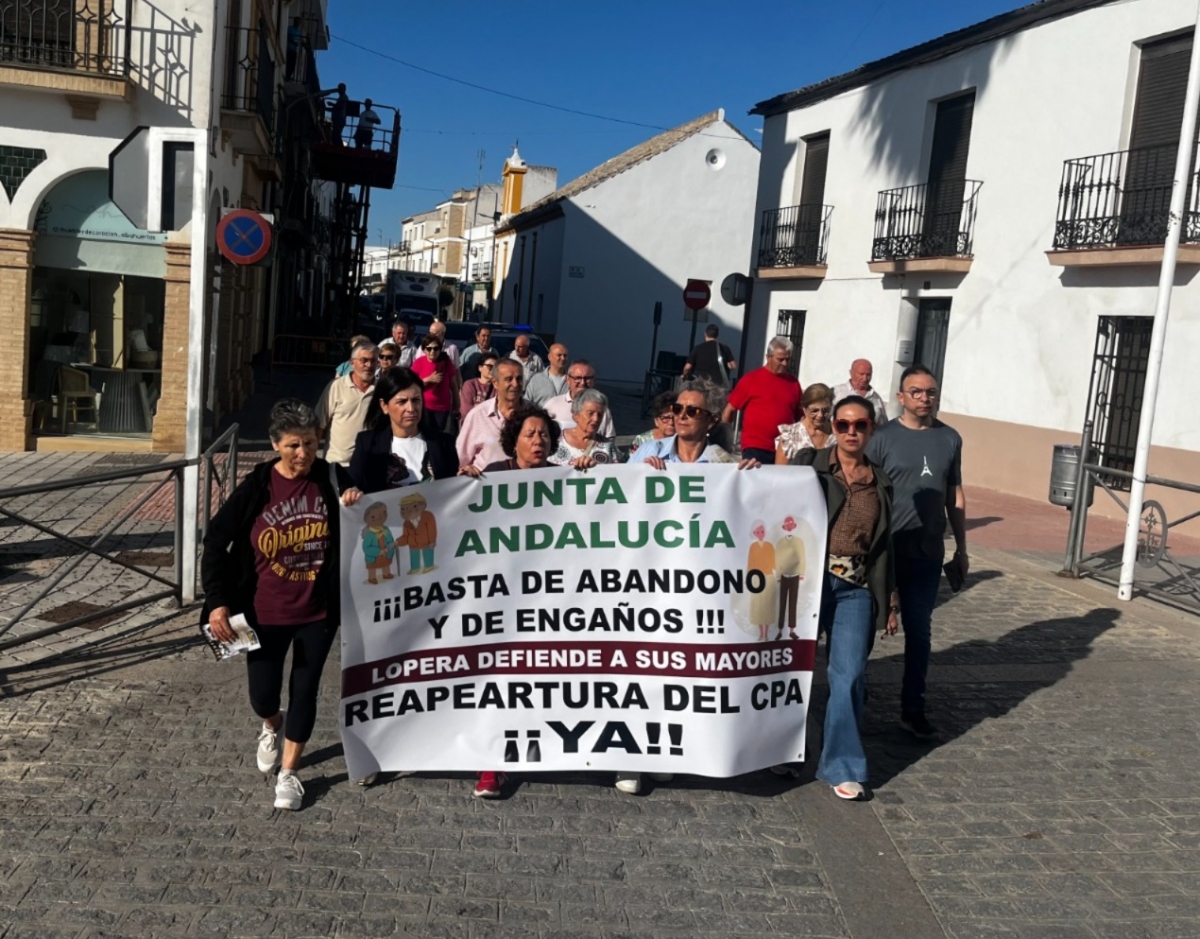 Protesta en Lopera para pedir la reapertura del centro de mayores