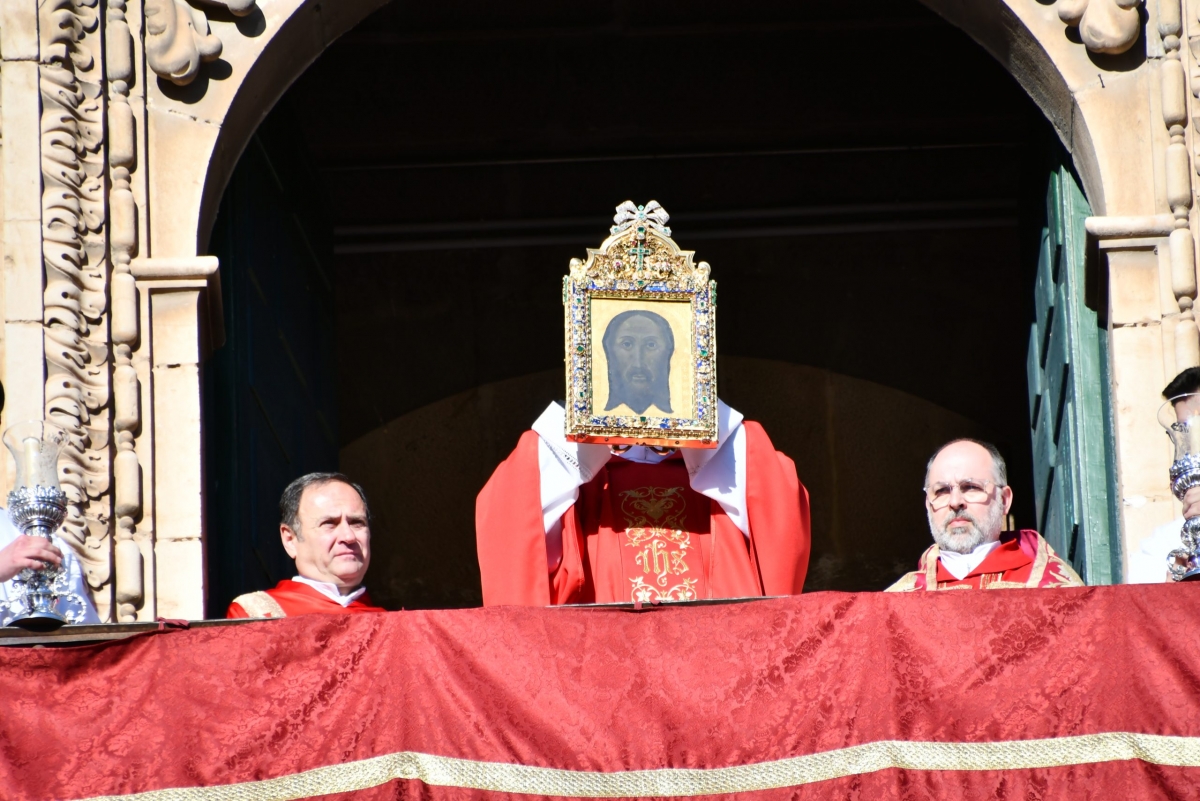  El Santo Rostro bendice a Jaén desde los balcones de la Catedral 