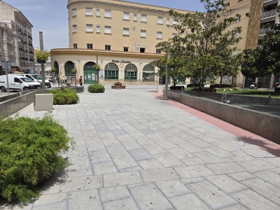  Jaén Centro valora la retirada de los bancos de la Plaza de la Libertad 
