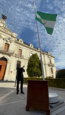  Reyes recuerda el avance en derechos durante el izado de la Bandera 