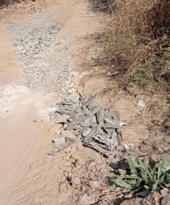  IU alerta de un vertido de uralita para tapar baches en un camino rural 