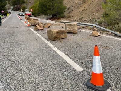  Cierran al tráfico la A-324 por desprendimiento de rocas 