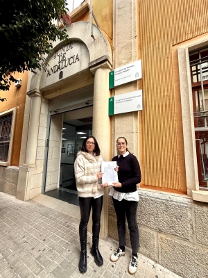  El AMPA  de Peal de Becerro entrega 2.500 firmas en Educación 