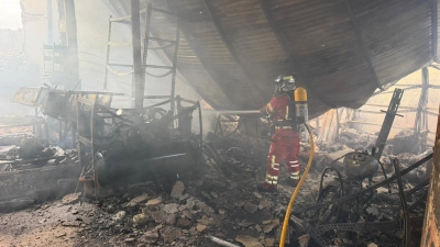  Un incendio arrasa tres naves industriales de Úbeda 
