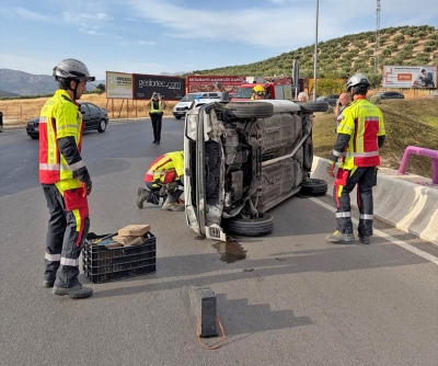  Rescatada una conductora tras volcar en la carretera de Granada 