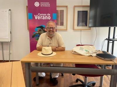  "La poesía debe recuperar su capacidad crítica y reflexiva" 