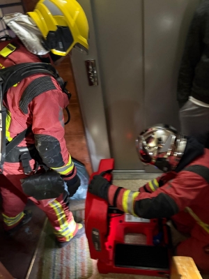  Los bomberos intervienen en el incendio de una cocina en la capital 