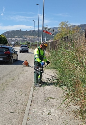  El Ayuntamiento realiza labores de desbroce en espacios municipales 