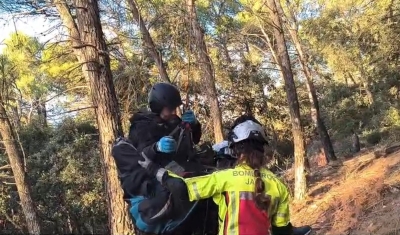  Rescatan a un parapentista atrapado en un árbol 