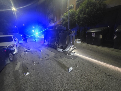  Un vehículo vuelca de madrugada en la Avenida de Madrid 