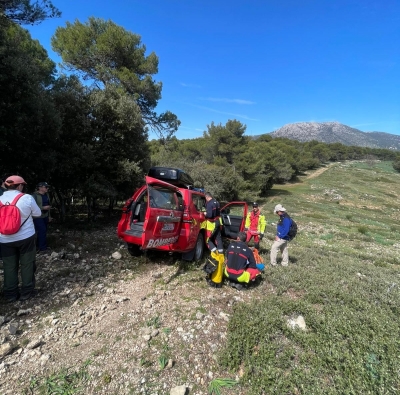  Los Bomberos de Jaén rescatan a un herido en el cerro de Matamulillos 