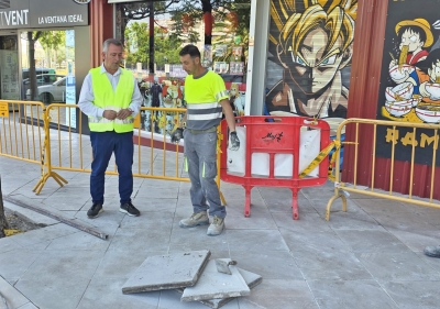  Reparan el acerado de la plaza Jaén por la Paz tras la tormenta de junio 