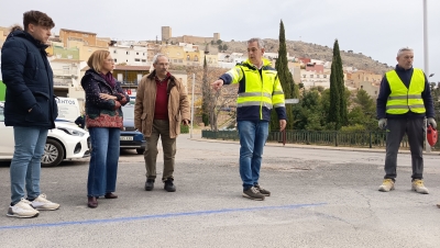  El Ayuntamiento instala una nueva marquesina accesible en El Tomillo 