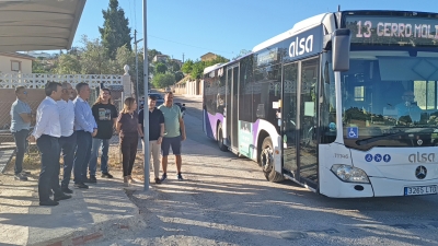  El Ayuntamiento instala una nueva marquesina en La Manseguilla 