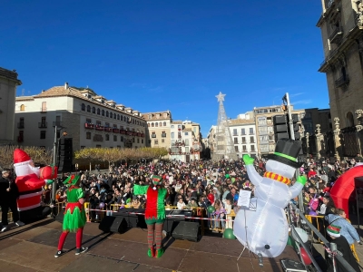  La fiesta infantil de Fin de Año abarrota la plaza de Santa María 