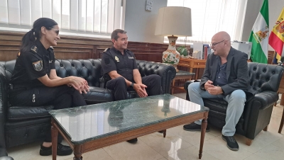  El subdelegado da la bienvenida al nuevo comisario jefe de Linares 