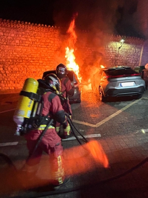  Arde un coche híbrido en el casco antiguo de la capital 