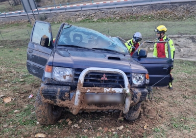  Los Bomberos intervienen al salirse de la vía un todoterreno 