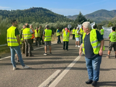  Vecinos de Benatae cortan la A-310 para exigir mejor acceso a Las Fuentes 