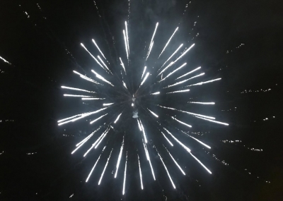  Arquillos cambia los fuegos artificiales por un espectáculo de luz 