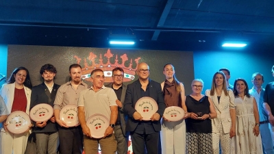  El subdelegado recibe la Cereza de Oro de Castillo de Locubín 