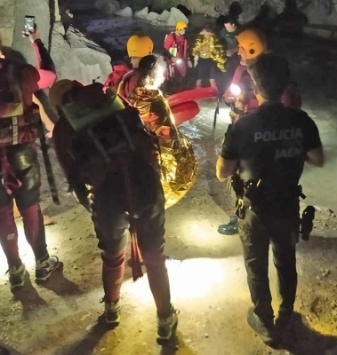  Bomberos de Jaén auxilian a una pareja durante el descenso del río Eliche 