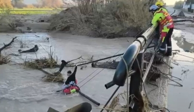  Rescatan a un hombre tras caer al agua con el coche por un puente 
