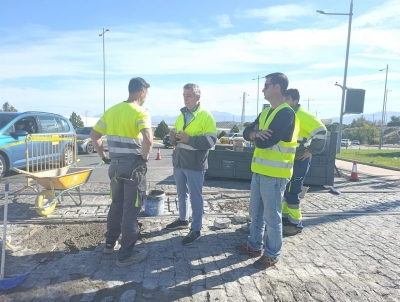  El Ayuntamiento arregla el adoquinado en la plataforma del tranvía 