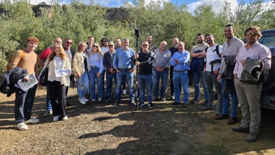  La UPA muestra un exoesqueleto que facilita la poda del olivar 