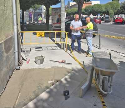  El Ayuntamiento recupera un tramo de acerado en Virgen de la Cabeza 