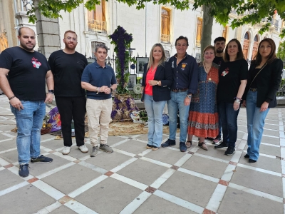  El PP recorre las Cruces de Mayo y respalda a las cofradías 