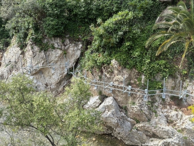  Comienza la instalación de las pasarelas peatonales en Los Cañones 