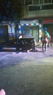  Dos jóvenes resultan heridos tras estampar el coche contra el acerado 