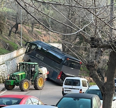  Un autobús escolar vacío sufre un accidente en la carretera JV-7056 