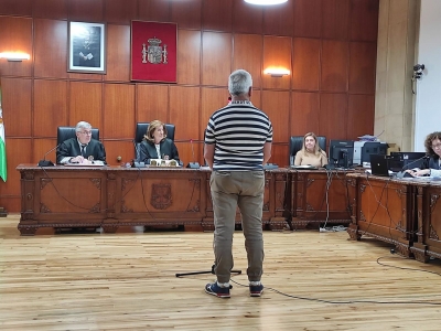  El acusado de abusar de tres hermanas admite haber tocado "solo a una" 