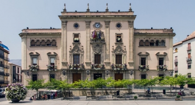  El Ayuntamiento ilumina su fachada de fucsia por el Síndrome de Turner 