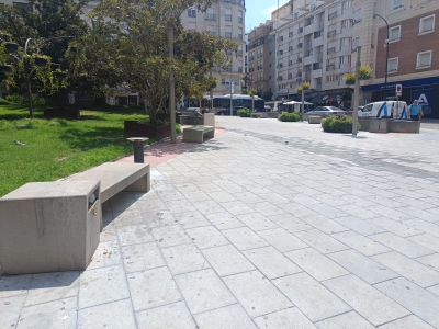  El Consistorio vuelve a poner bancos en la plaza de La Libertad 