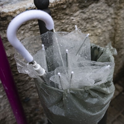  La capital se blinda por las rachas de viento y lluvia 