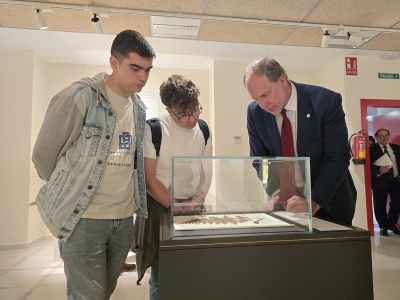  Una exposición en la UJA recorre las plantas del mundo 