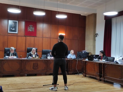  Juzgado por por encerrar en casa a su mujer y a su hija ocho días 