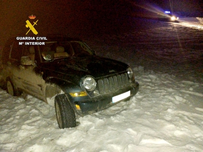  La Guardia Civil rescata a dos personas atrapadas en la nieve 
