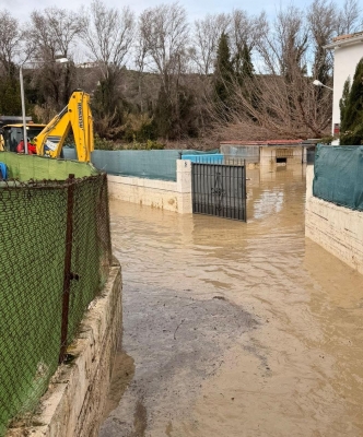  El agua inunda comunidades muy cercanas al río en el Puente de la Sierra 